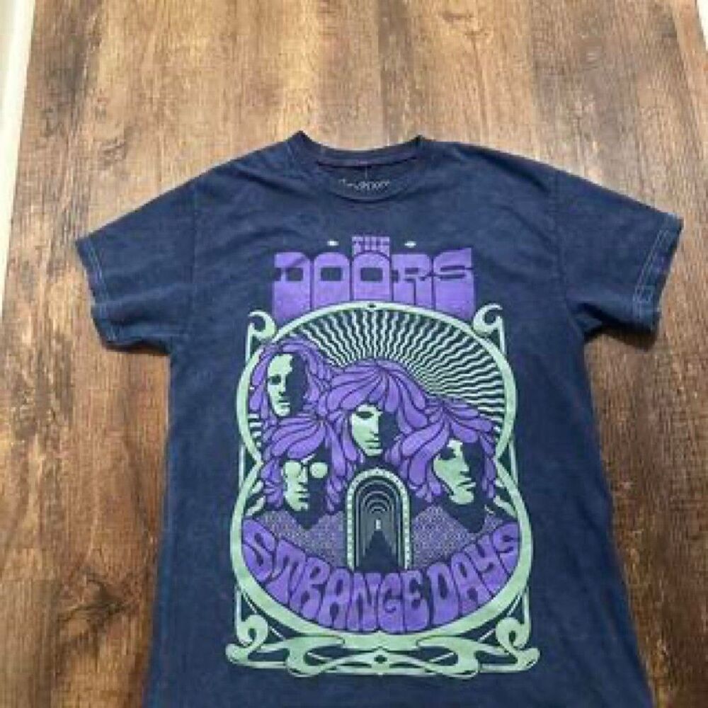 Women’s (size: M) navy blue band tee in great condition!